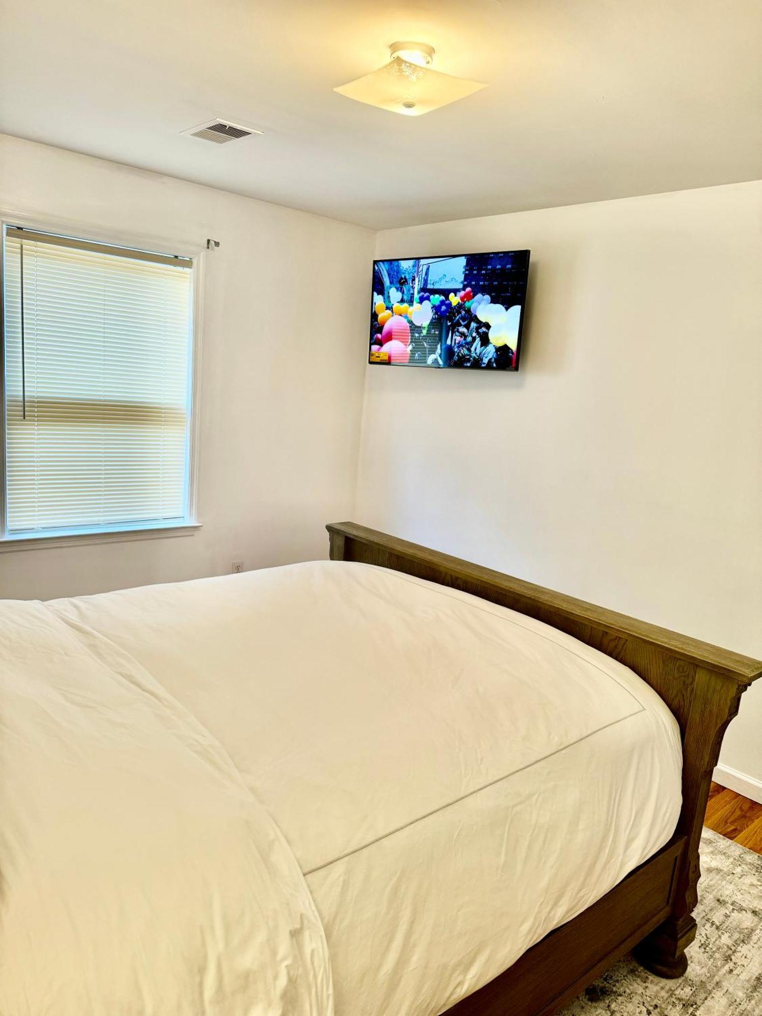 Stylish Evergreen Apartment By Newark Airport Exterior photo